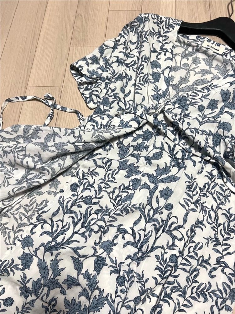 위꼬모 발리 로브 드레스 블루 플라워 bali robe 반팔 랩 롱원피스 휴양지 휴가룩 여행룩 리조트룩 가디건 이미지