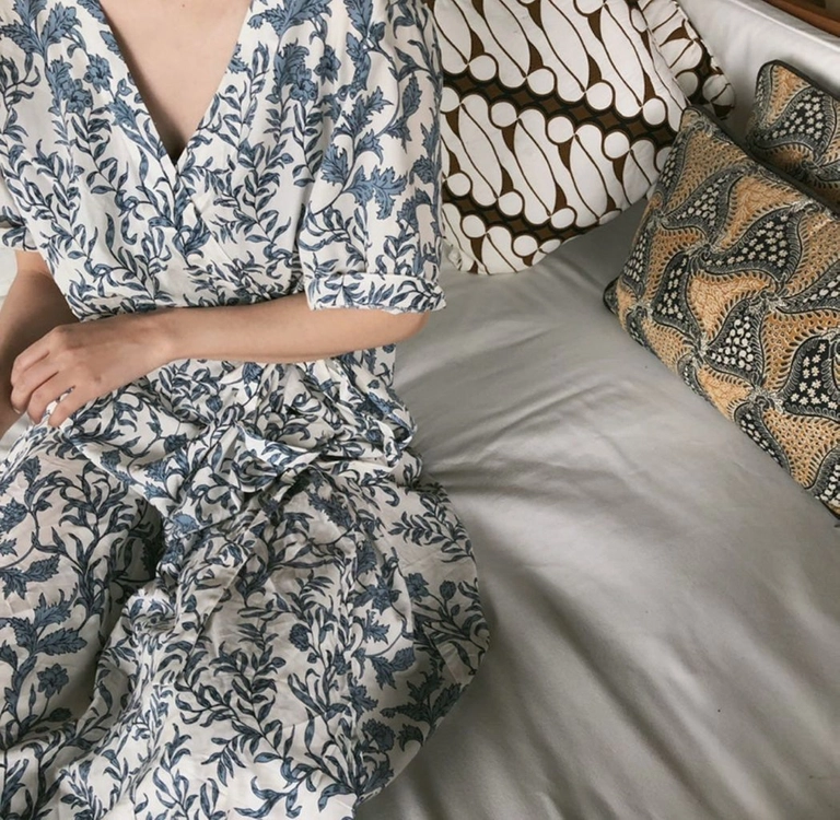위꼬모 발리 로브 드레스 블루 플라워 bali robe 반팔 랩 롱원피스 휴양지 휴가룩 여행룩 리조트룩 가디건 이미지