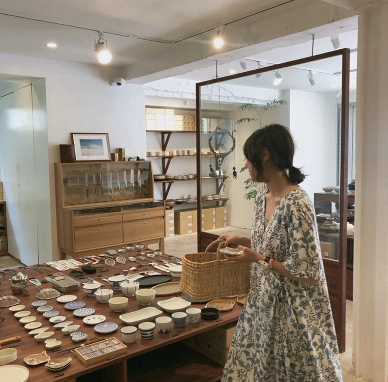 위꼬모 발리 로브 드레스 블루 플라워 bali robe 반팔 랩 롱원피스 휴양지 휴가룩 여행룩 리조트룩 가디건 이미지