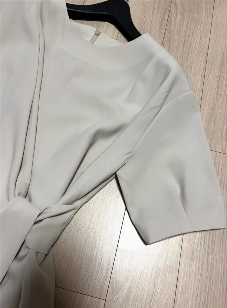 모한 mohan 벨티드 랩 드레스 베이지 셔링 드레이핑 반팔 롱원피스 여름 하객룩 오피스룩 이미지