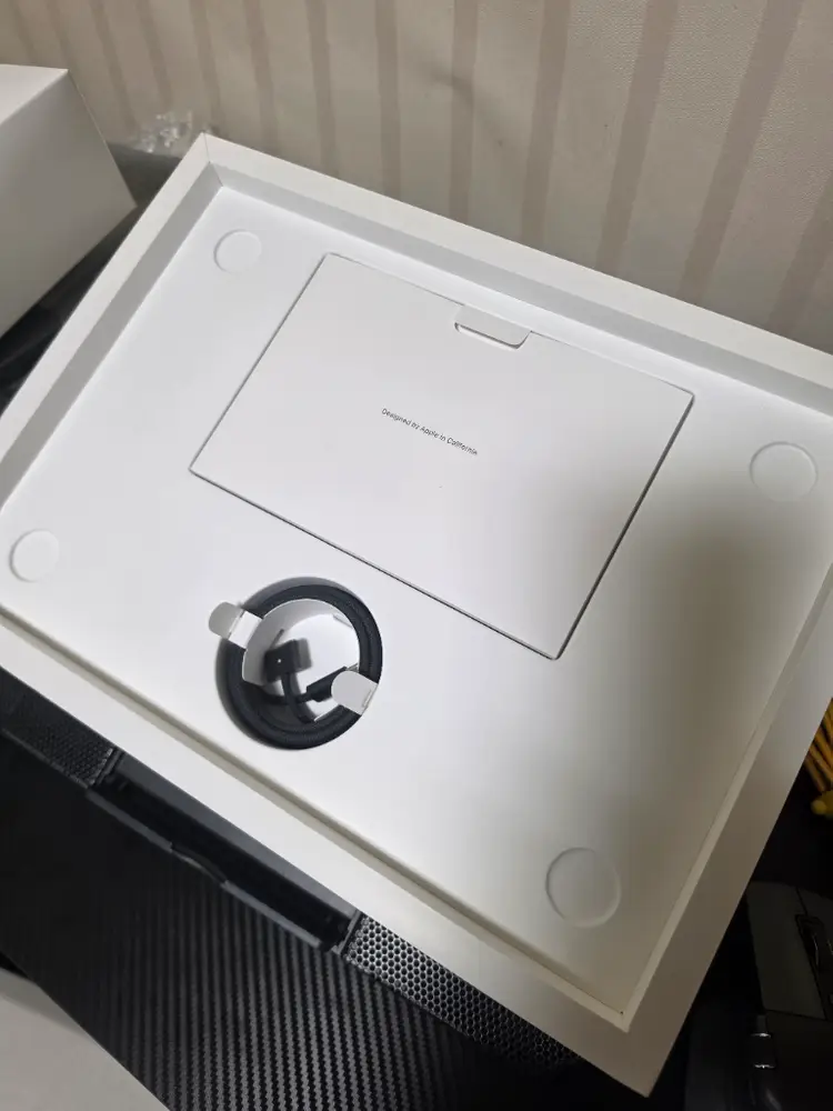 맥북 프로 m5 기본형 (512g용량,16g램) 이미지