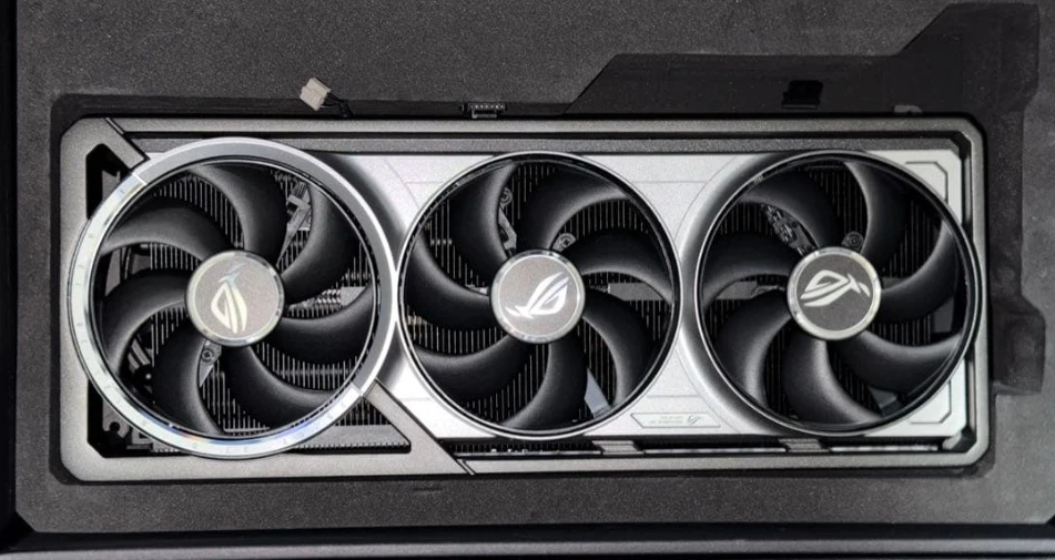 ASUS ROG ASTRAL RTX 5090 이미지