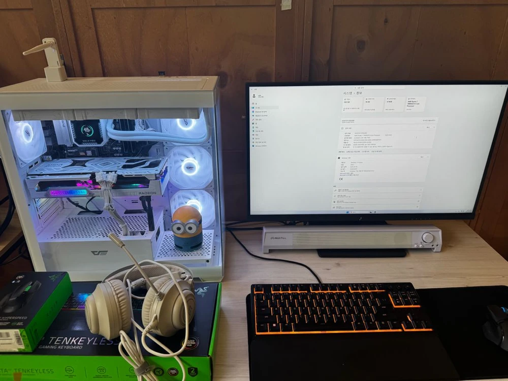[화이트 감성 풀세트] 라이젠 7800X3D,RX 9070xt 본체 + 모니터 및 이미지