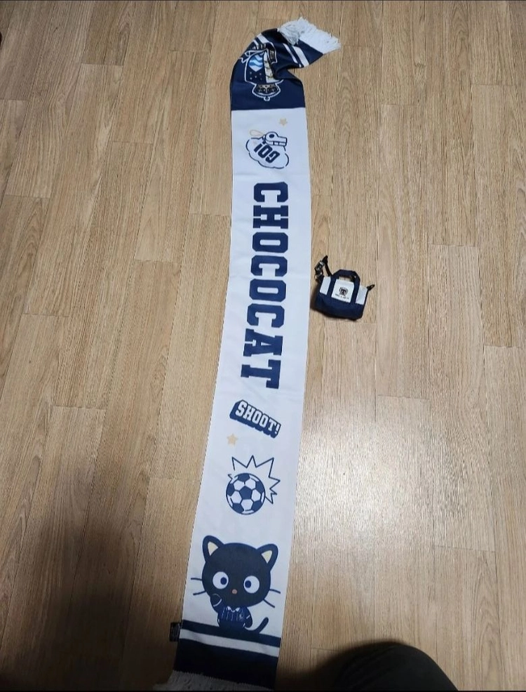 서울 이랜드 FC와 초코캣이 콜라보한 머플러예요 이미지