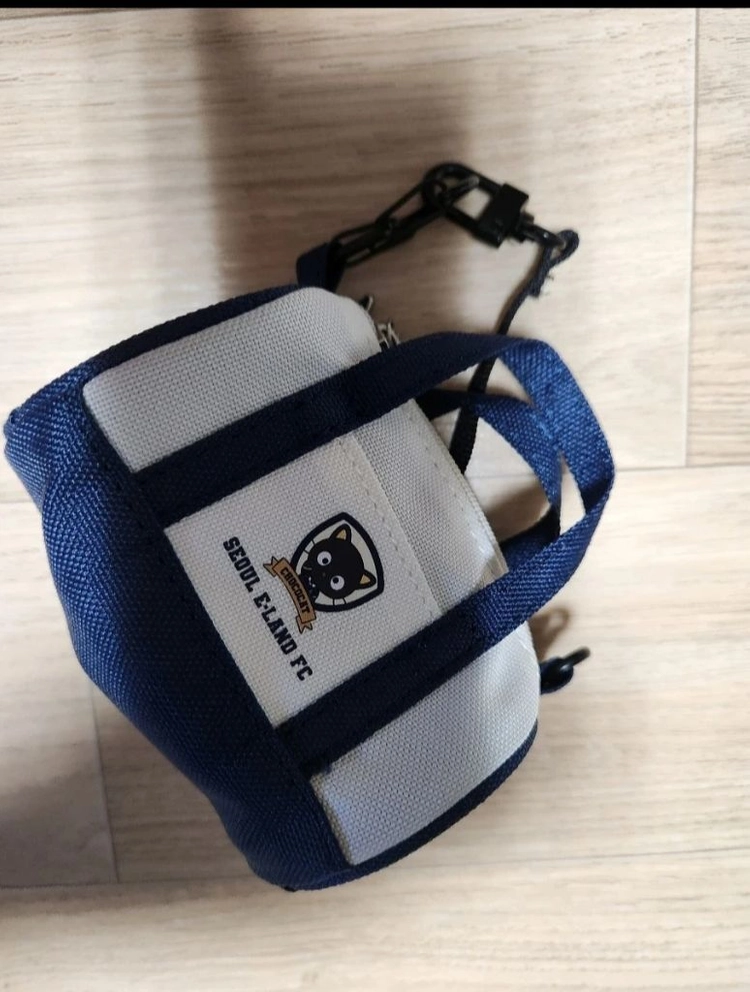 서울 이랜드 FC와 초코캣이 콜라보한 머플러예요 이미지