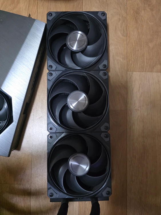 수냉 MSI 지포스 RTX 5090 슈프림 리퀴드 SOC 700만에 팝니다. 이미지
