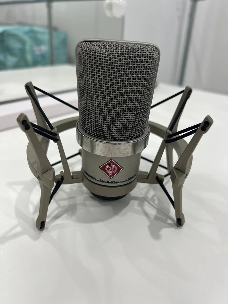 노이만 TLM 102 (Neumann TLM102) 콘덴서 마이크 팝니다 (외관 찌그러짐 감안 저렴히 올림) 이미지
