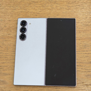 갤럭시 Z 폴드6 256기가 실버 쉐도우 내부액정 새제품 이미지