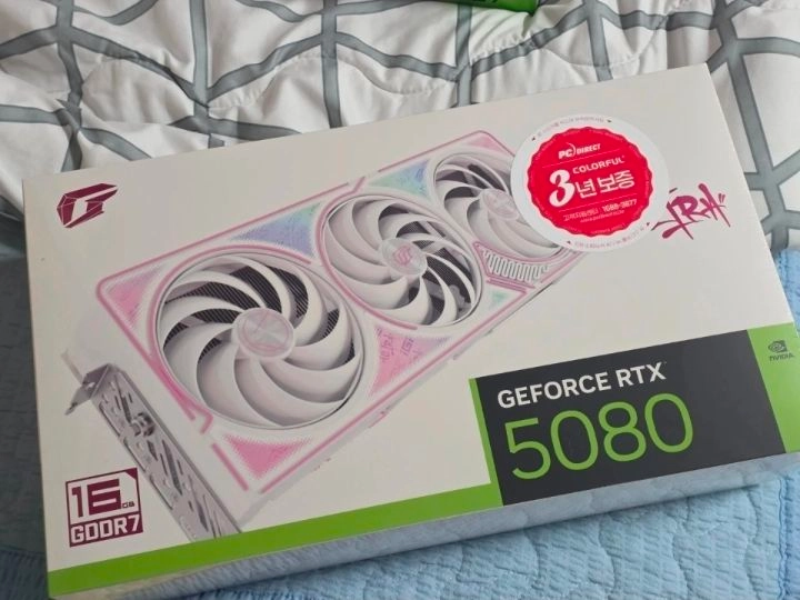 컬러풀 RTX 5080 울트라 OC 화이트 미개봉 이미지