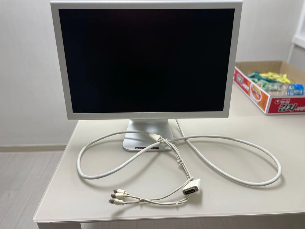 애플 시네마 디스플레이 A1081 20인치 모니터불량 과 어뎁터 이미지