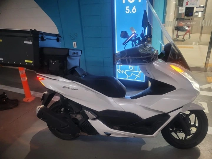 22년식 3만 혼다 PCX 125 화이트 배달 완벽 세팅 스쿠터 이미지