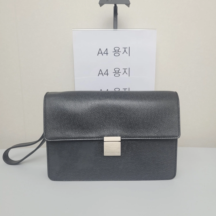 루이비통 M30782 타이가 세컨백 클러치백 (누나명품중고) 이미지