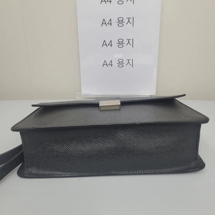 루이비통 M30782 타이가 세컨백 클러치백 (누나명품중고) 이미지
