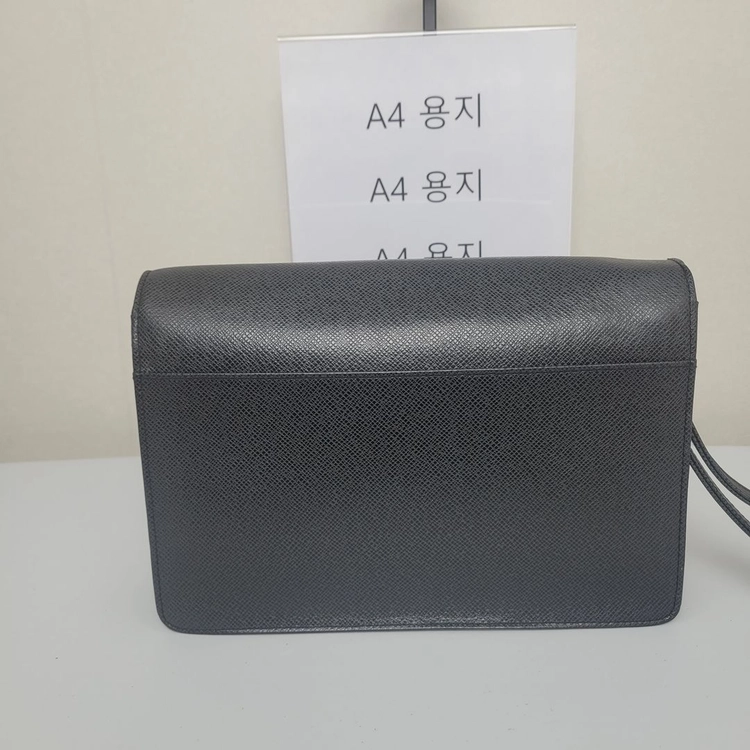 루이비통 M30782 타이가 세컨백 클러치백 (누나명품중고) 이미지