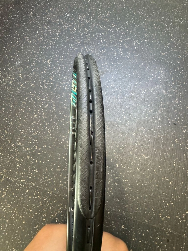 다이아뎀 노바 라켓입니다 300g 100 입니다 이미지