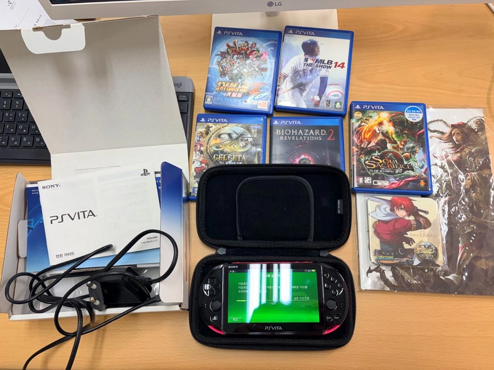 PS vita 2세대(핑크블랙)+게임5개(특전포함)+메모리16g 택포 25만에 팝니다 - 안심되는 중고거래