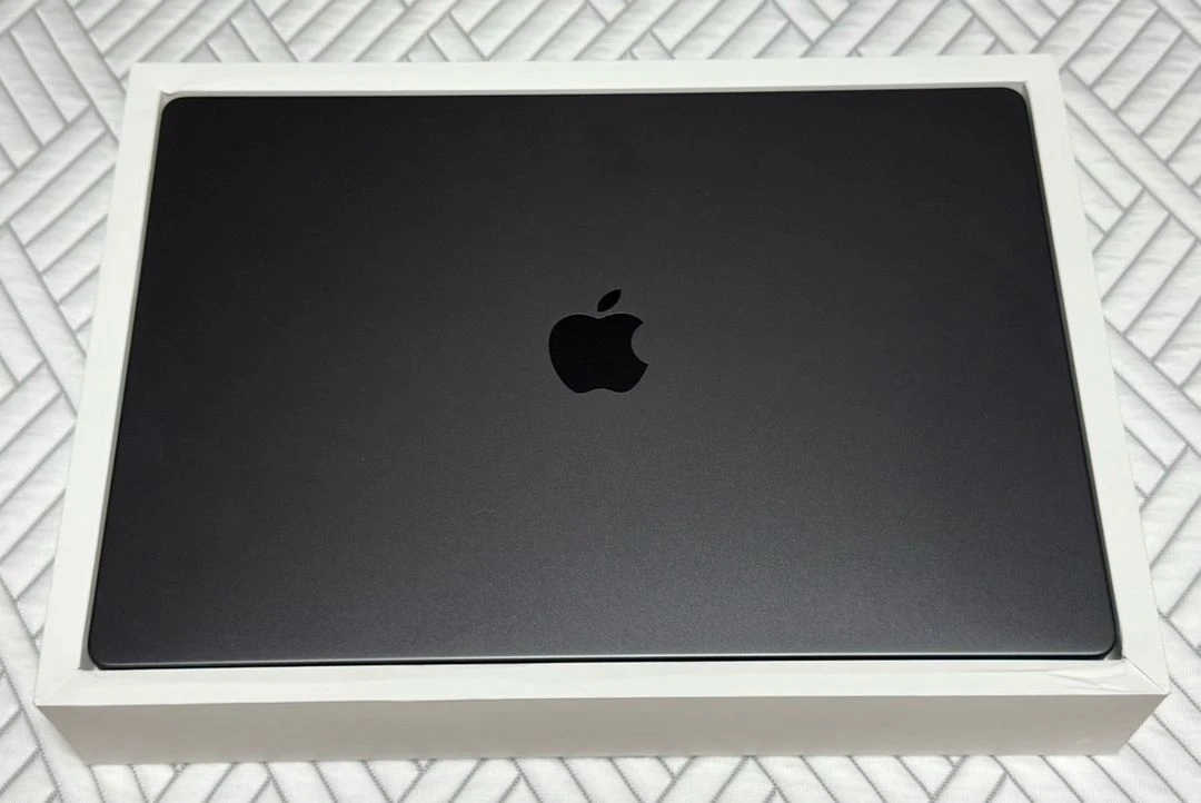 맥북프로 m5max 16인치 64gb 2tb 신품급 - 안심되는 중고거래
