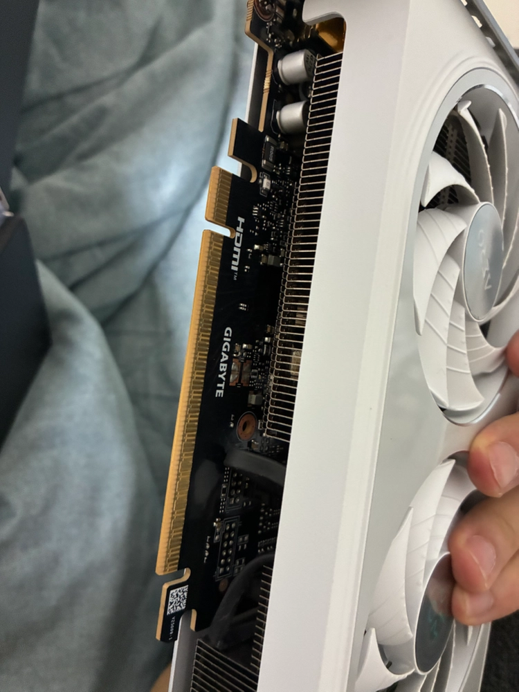 기가바이트 rtx5060 aero 3팬 화이트 이미지