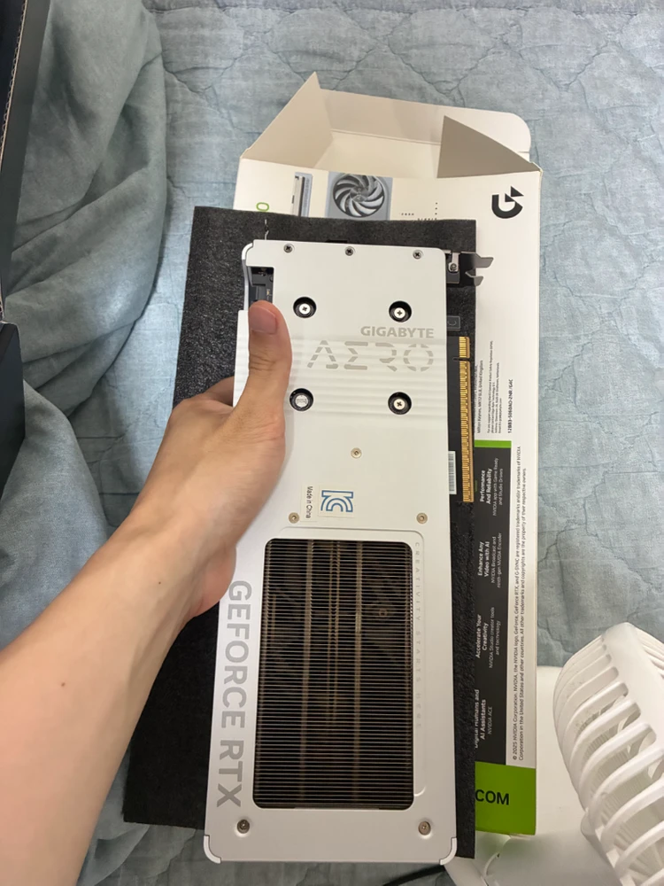 기가바이트 rtx5060 aero 3팬 화이트 이미지