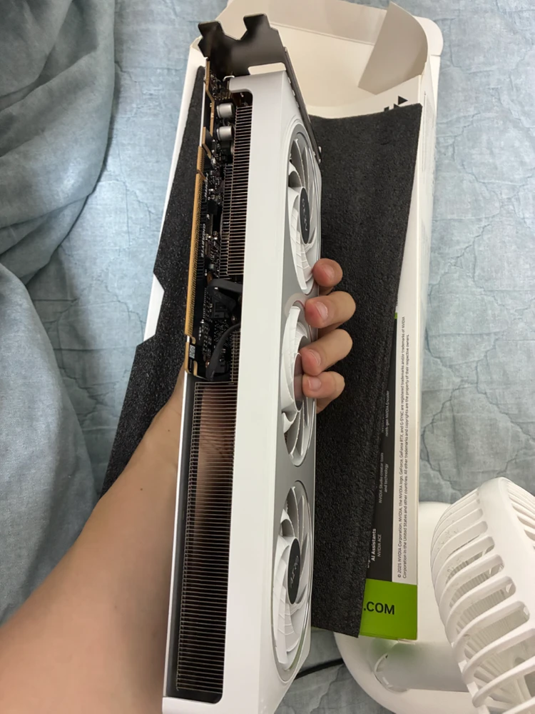 기가바이트 rtx5060 aero 3팬 화이트 이미지
