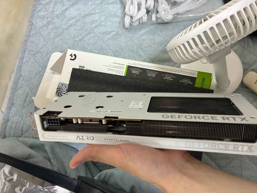 기가바이트 rtx5060 aero 3팬 화이트 이미지