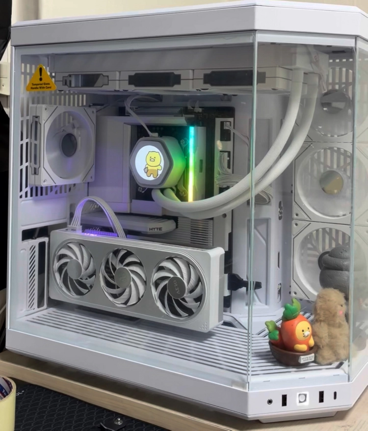 기가바이트 rtx5060 aero 3팬 화이트 이미지