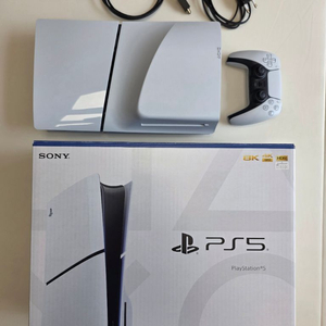 PS5 슬림 디스크 에디션 1TB / 게임 2개 및 컨트롤러 충전대 포함 이미지