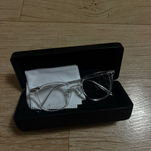 투큐브 투명 프레임 안경 이미지