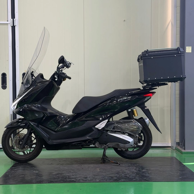 혼다 pcx125 25년식 1만8천키로 배달셋팅 저렴하게 판매합니다! 이미지