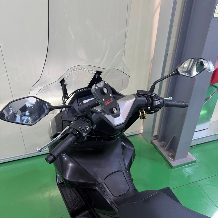 혼다 pcx125 25년식 1만8천키로 배달셋팅 저렴하게 판매합니다! 이미지