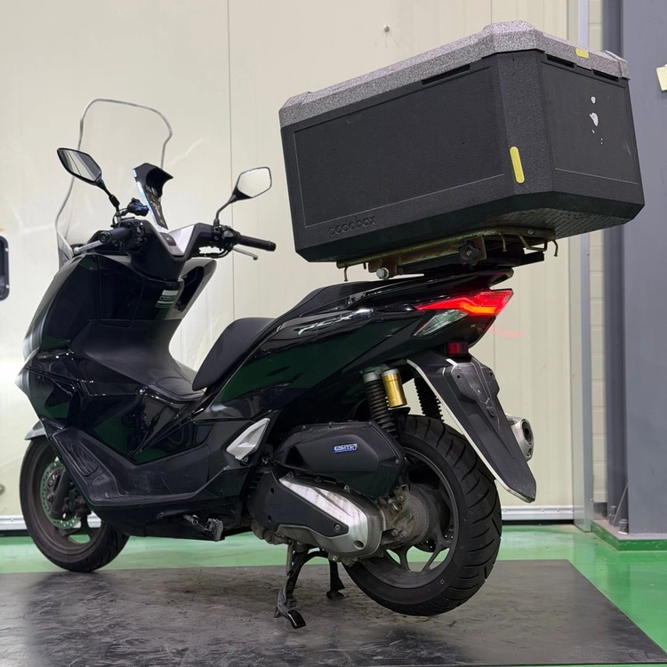 혼다 pcx125 25년식 3만키로 배달셋팅 저렴하게 판매합니다 이미지