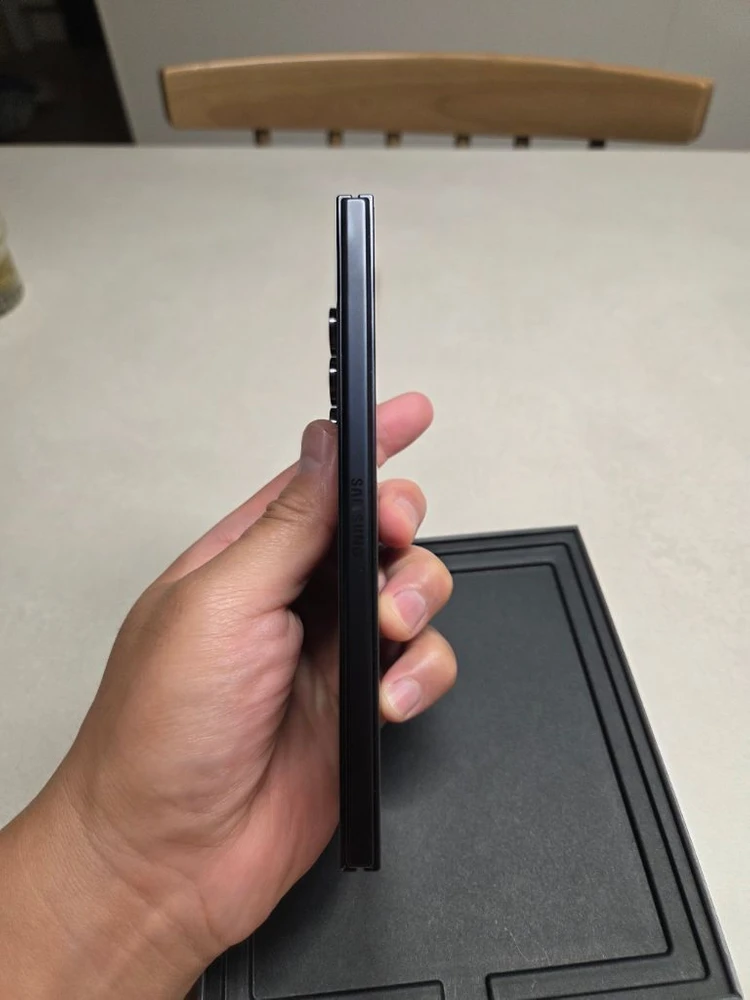 갤럭시 Z폴드7 512GB 블랙색상 이미지