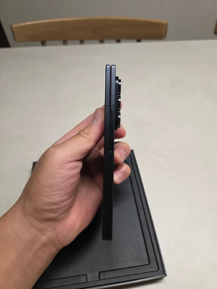갤럭시 Z폴드7 512GB 블랙색상 이미지