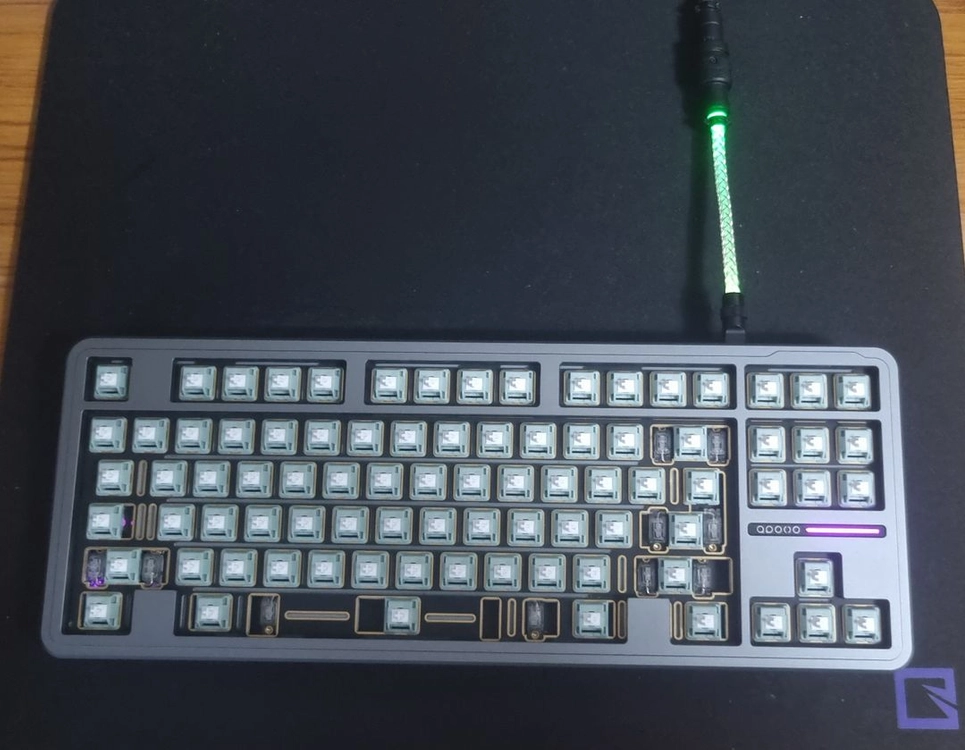 space80 Apollo 키보드 판매합니다. 이미지