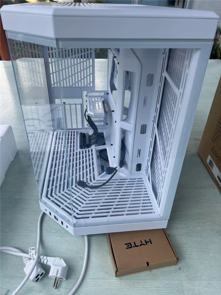 HYTE Y70 스노우화이트 pc 케이스 이미지
