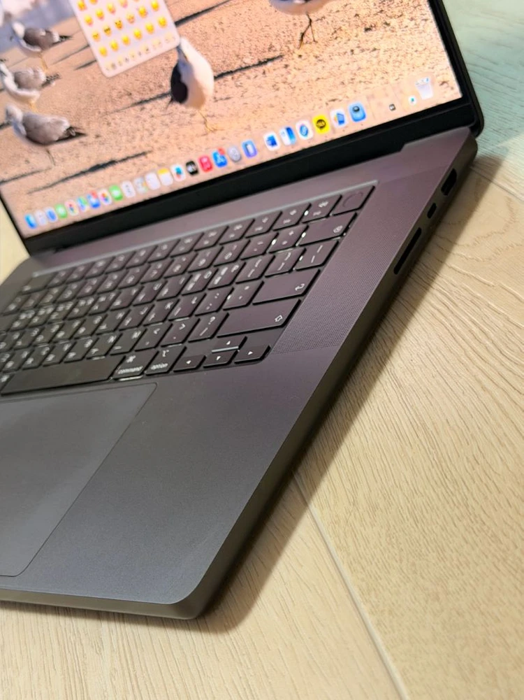 애플 맥북 프로 16인치 M3 Pro 스페이스 그레이 이미지