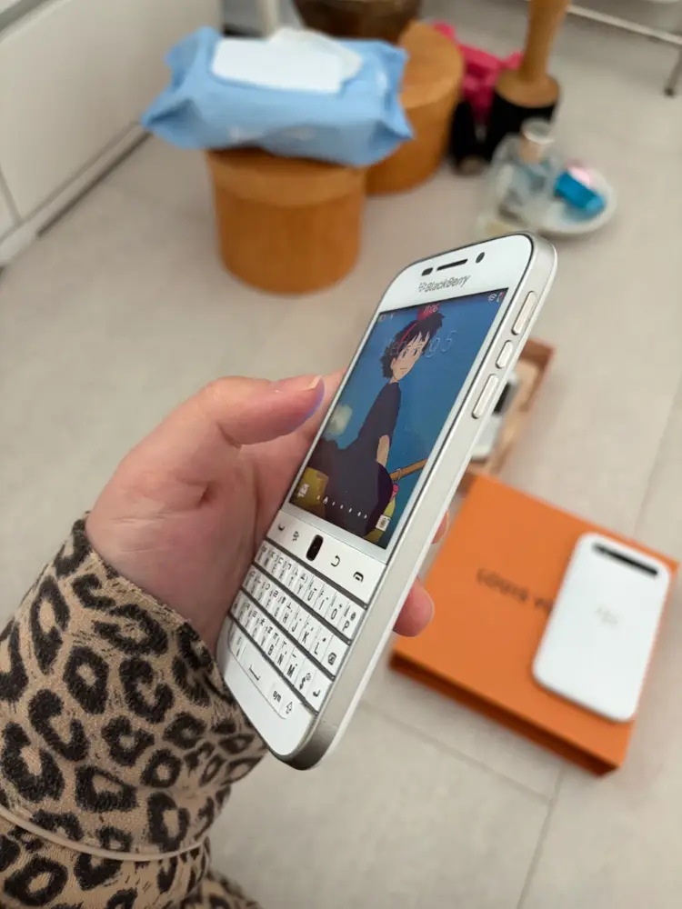 블랙베리 클래식 q20 화이트 이미지