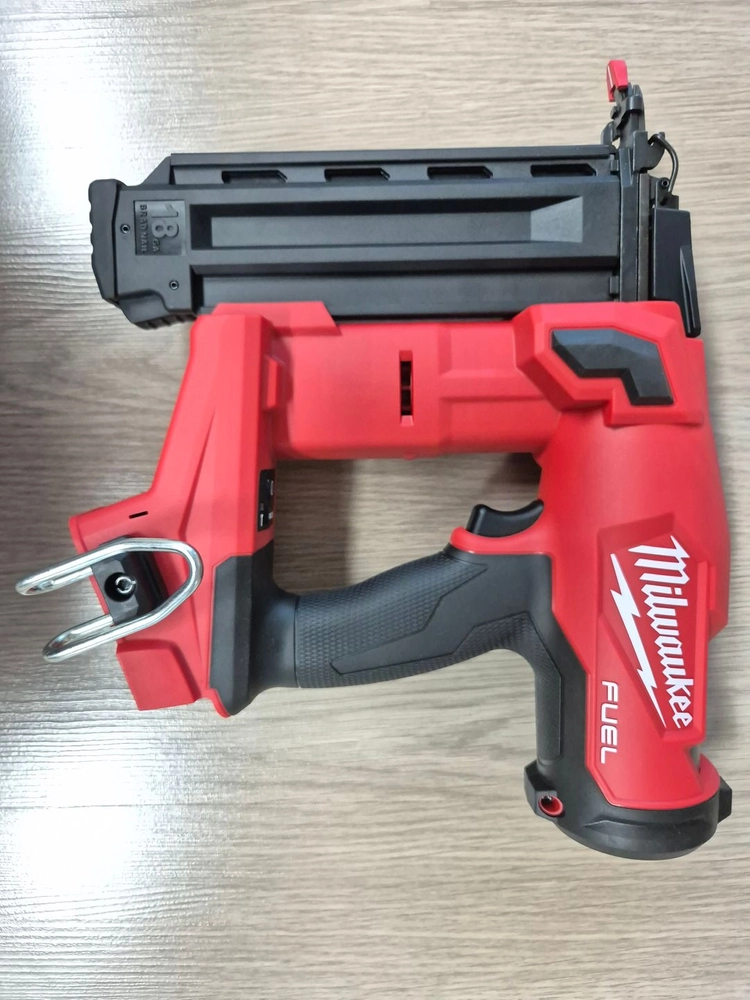 밀워키 충전 전동타카 M18 FN18GS 본체+케이스 이미지