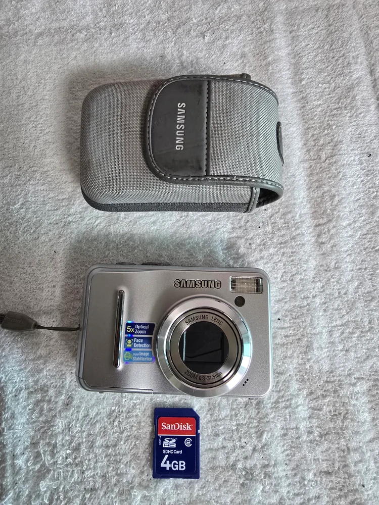 삼성 케녹스 S1060 실버 색상 디지털 카메라 이미지