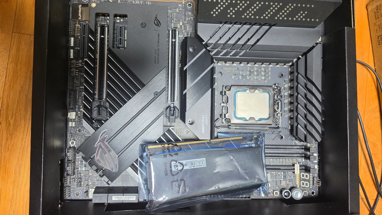 인텔 i7-13700K CPU + ASUS ROG MAXIMUS Z690 APEX 메인보드 - 안심되는 중고거래