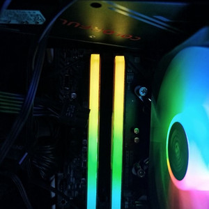 삼성전자 DDR4 2666mhz 8GB 램 2개 RGB 방열판 포함.- 전주시 이미지