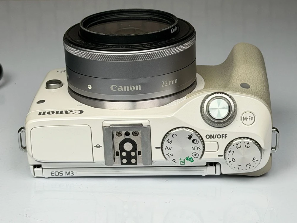 캐논 EOS M3 화이트, EFM 22mm F2 STM 렌즈 이미지