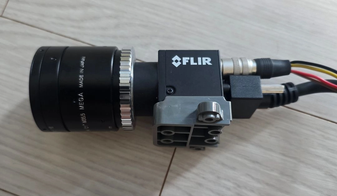 Flir 카메라 랜즈 포함 이미지