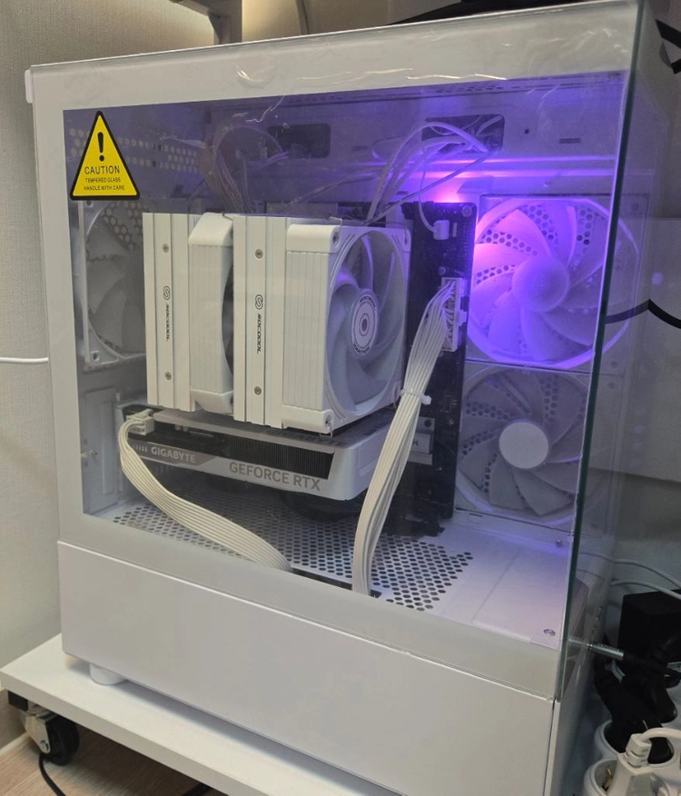 7800X3D , RTX5060 고성능 화이트 감성 게이밍 PC - 안심되는 중고거래