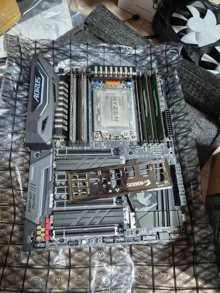 기가바이트 X399 AORUS GAMING 7 + 1950x + 64gb 메모리 세트 워크스테이션 서버용 llm 이미지