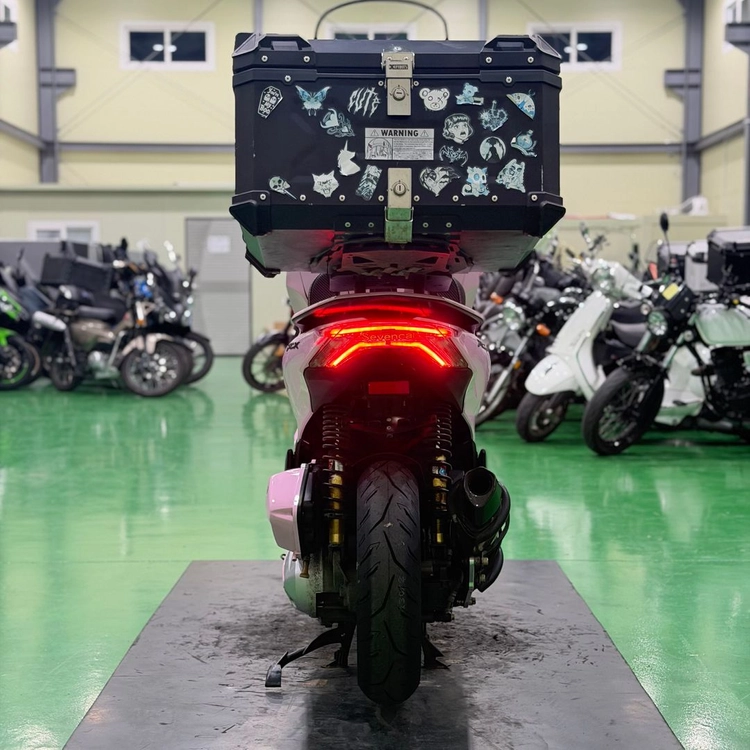 혼다 pcx125 21년식 5만키로 핑크컬러 준튜닝 스쿠터 판매합니다 이미지