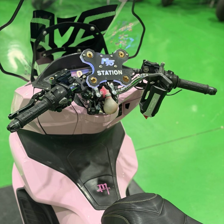 혼다 pcx125 21년식 5만키로 핑크컬러 준튜닝 스쿠터 판매합니다 이미지