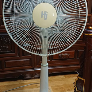 화이트 스탠드 선풍기 이미지