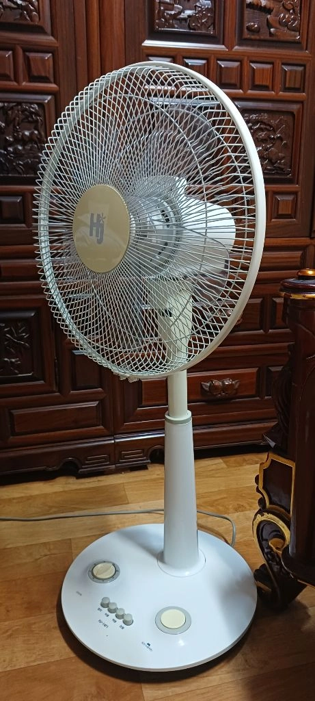 화이트 스탠드 선풍기 이미지
