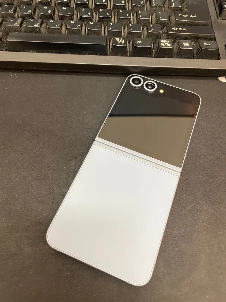 갤럭시Z플립6 블루 256GB 무잔상 상태좋은 중고51만1000원팝니다 이미지